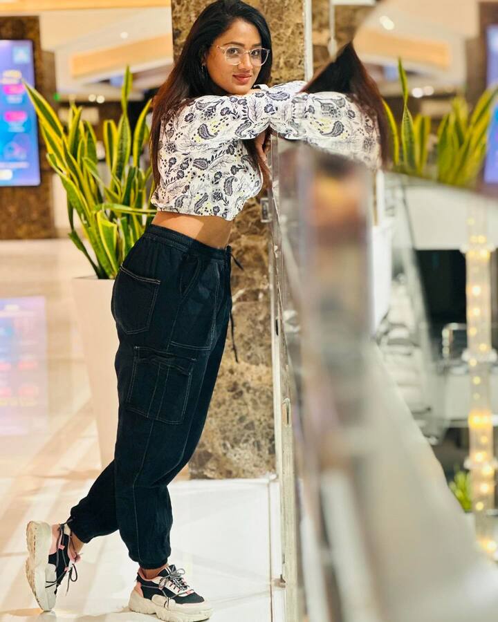 మనాలి డైరీస్​ అంటూ రోజుకో ఫోటోషూట్​తో తన అభిమానులను అలరిస్తుంది. దాదాపు ట్రెడీషనల్​గా కనిపించే ఈ భామ ప్రస్తుతం ట్రెండ్ మార్చింది.(Images Source : Instagram/keerthibhatofficial)