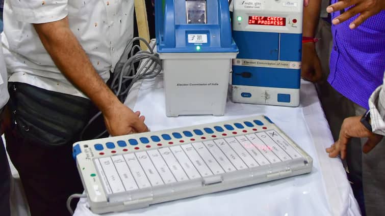 In Bhavnagar, electors were outraged after the EVM machine was shut down in the Kshatriya Samaj area ભાવનગરમાં ક્ષત્રીય સમાજનાં વિસ્તારમાં ઈવીએમ મશીન બંધ પડતા મતદારોમાં રોષ, અડધી કલાકથી મતદાન રોકાયું