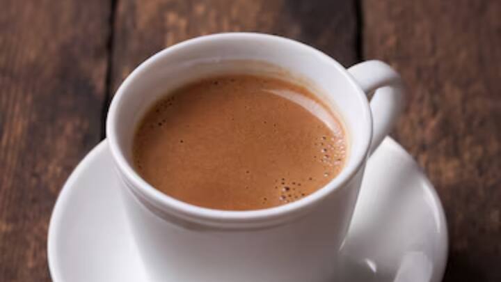 কারণ দুধ চা খেলেই তাদের গ্য়াস, অম্বল হয়। এমনকি গলা ও বুক জ্বালা দেয়।(ছবি ঋণ - ফ্রিপিক)