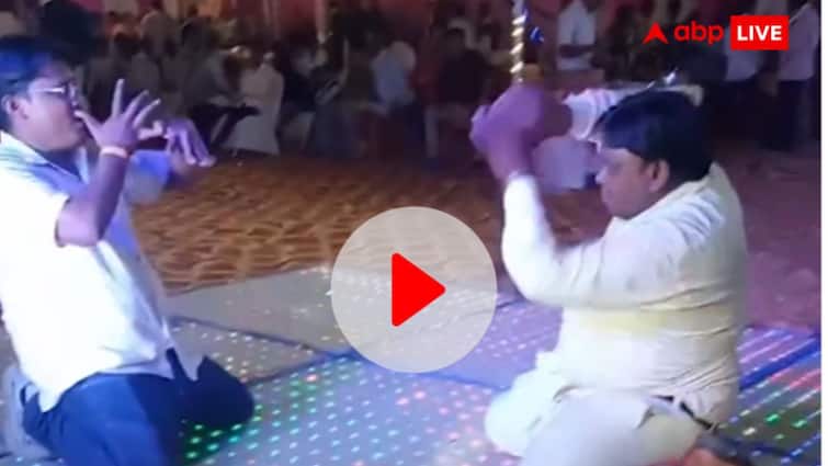 Nagin dance viral in social media users called anaconda dance man funny reaction on DJ floor Watch: नागिन डांस तो बहुत देखा होगा... शख्स ने शादी में किया अजगर डांस, लोग बोले- ये सीधा निगल जाएगा