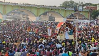 Madurai Chithirai Thiruvizha: கால்மேல் கால் போட்டு ராஜாங்க அலங்காரம்; வைகையாற்றில் மீண்டும் எழுந்தருளிய கள்ளழகர்