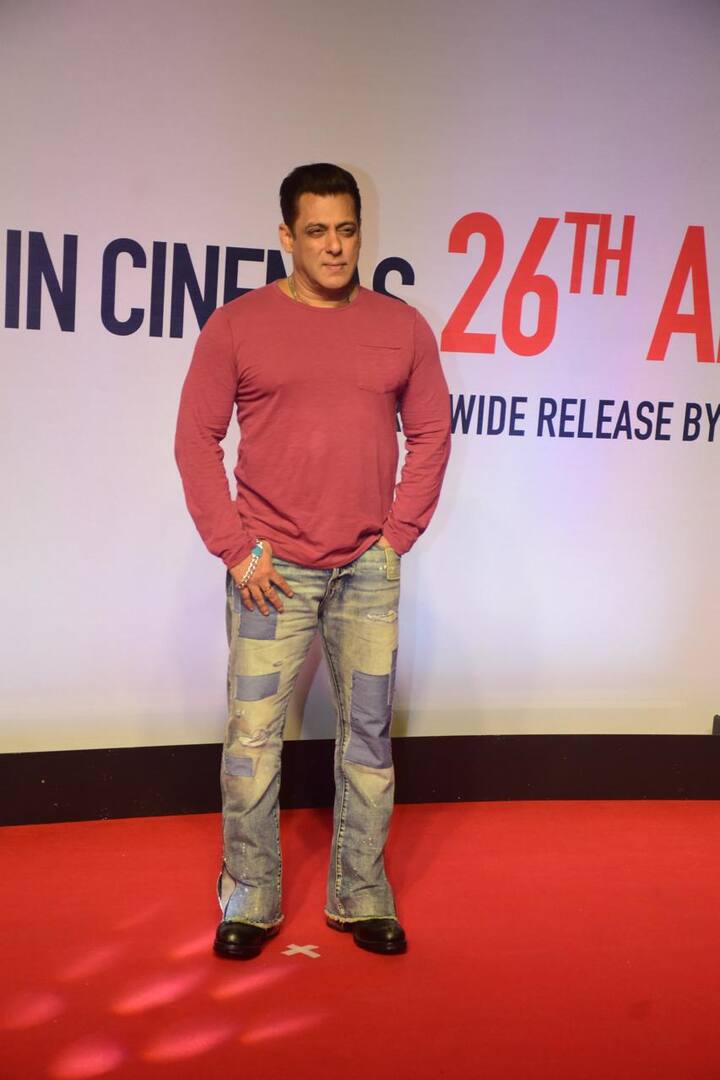 सलमान खान के स्टाइलिश अंदाज की ये तस्वीरें अब सोशल मीडिया पर खूब वायरल हो रही हैं और फैंस भाईजान के लुक को बेहद पसंद कर रहे हैं.