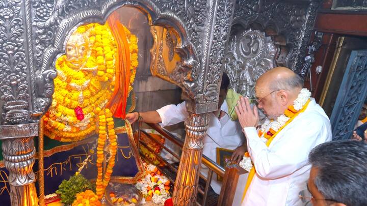 रास्ते में मौजूद लोगों ने हर हर महादेव के उद्घोष के साथ अमित शाह का स्वागत भी किया.