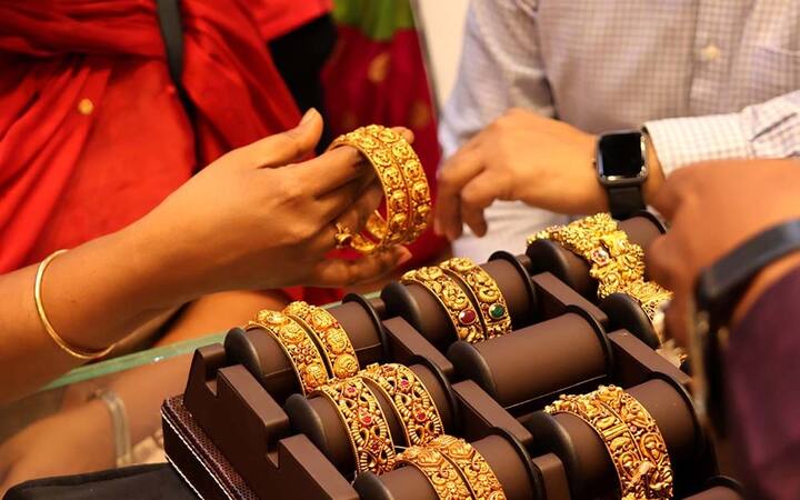 અક્ષય તૃતીયાના દિવસે ઘરેણાં ખરીદવું શુભ માનવામાં આવે છે. જો તમારી આર્થિક સ્થિતિ સારી નથી, તો જવ ખરીદો. આ ઉપાય કરવાથી ઘરમાં પૈસા આવે છે.