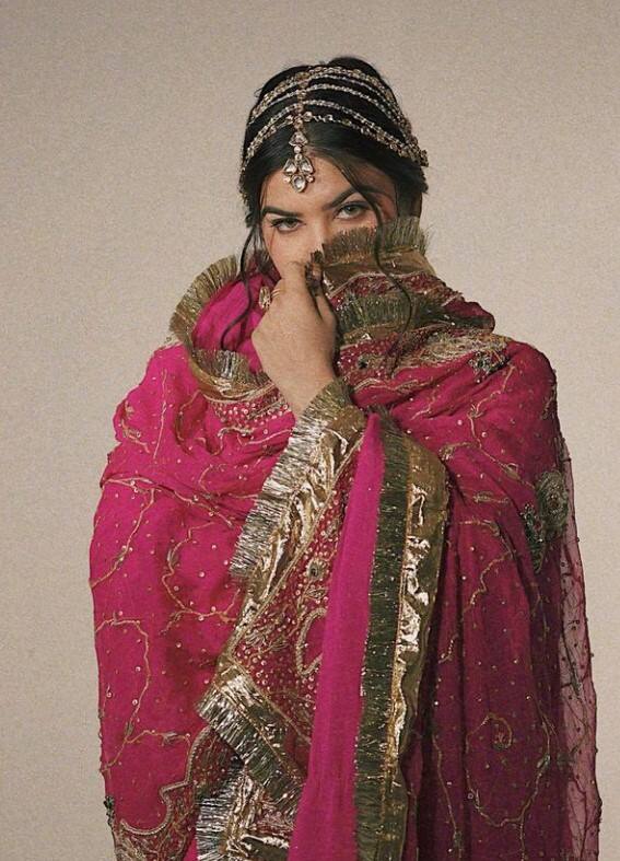 ਉਸਦੇ ਪੰਜਾਬੀ ਲੁੱਕ ਨੂੰ ਪ੍ਰਸ਼ੰਸਕਾਂ ਵੱਲੋਂ ਖੂਬ ਪਿਆਰ ਦਿੱਤਾ ਜਾਂਦਾ ਹੈ। ਜ਼ਿਆਦਾਤਰ ਪ੍ਰਸ਼ੰਸਕ ਕੌਰ ਬੀ ਨੂੰ ਸੂਟਾਂ ਵਿੱਚ ਵੇਖਣਾ ਪਸੰਦ ਕਰਦੇ ਹਨ।