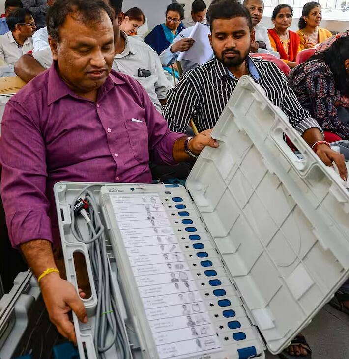 ઉદાહરણ તરીકે વ્યક્તિ લોકસભા ચૂંટણીમાં માત્ર એક જ મતદારક્ષેત્રમાંથી મતદાન કરી શકે છે. જો કોઈ વ્યક્તિ એક કરતા વધુ મતવિસ્તારમાં મતદાન કરે છે તો તેના દ્વારા પડેલા તમામ મતો નકારી કાઢવામાં આવશે.