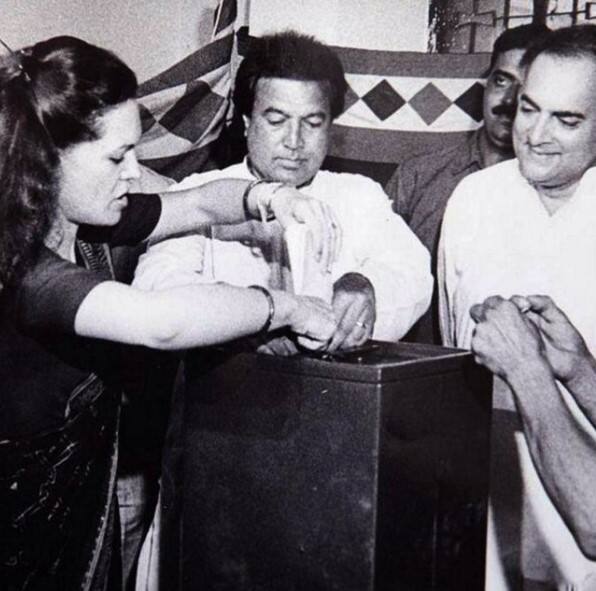 बॉलीवुड के पहले सुपरस्टार दिवंगत राजेश खन्ना ने 1981 में कांग्रेस की टिकट पर नई दिल्ली सीट से अपना पहला लोकसभा चुनाव लड़ा था. हालांकि उन्हें बीजेपी के लाल कृष्ण आडवाणी से हार का सामना करना पड़ा था.