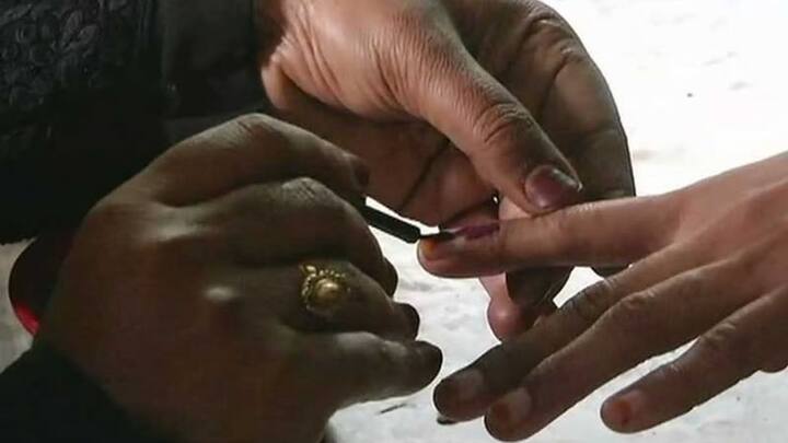 चुनावों के दौरान जब कोई भी मतदान करता है. तो  मतदान केंद्र पर मौजूद ऑफिसर मतदाता के हाथ में स्याही लगता है.