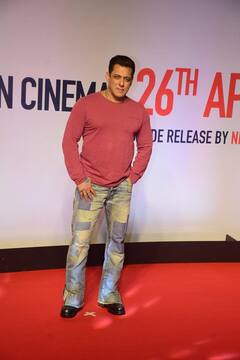 'रुसलान' की स्क्रीनिंग में पहुंचे सलमान खान, कूल अंदाज में 'भाईजान' की तस्वीरें हुईं वायरल