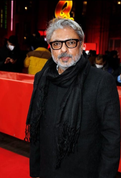 हम जिस स्टार के बारे में बात कर रहे हैं वह बॉलीवुड के सबसे सफल निर्देशकों और निर्माताओं में से एक है. वे फिल्मों में अपने भव्य सेट के लिए जाने जाते हैं. जी हां वह कोई और नहीं बल्कि संजय लीला भंसाली हैं.