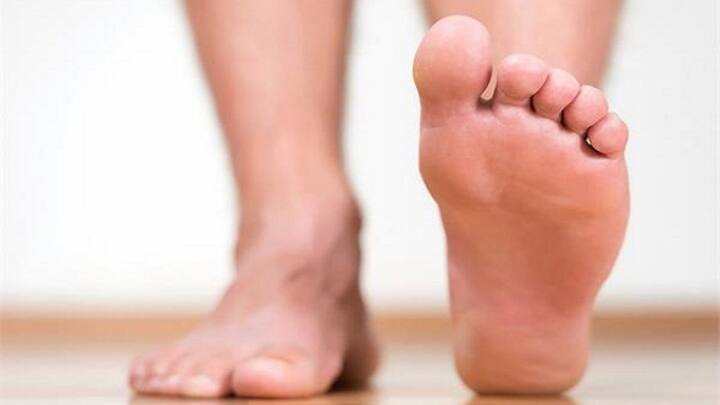 तो बता दें जिन लोगों के हाथ नहीं होते उन लोगों के पैर में यह इलेक्टोरल इंक लगाई जाती है. ऐसी स्थिति में पैर के अंगूठे में इंक लगाई जाती है.