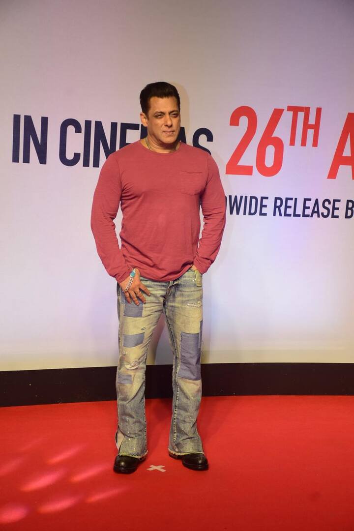 बता दें कि हाल ही में सलमान खान के घर के बाहर फायरिंग की घटना हुई थी जिससे हर कोई एक्टर की सुरक्षा को लेकर चिंतित हो गया था.