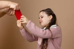 Mobile Addiction: फोन से जरा सी भी दूरी नहीं हो रही बर्दाश्त? हो जाएं सावधान, कहीं यह Nomophobia तो नहीं