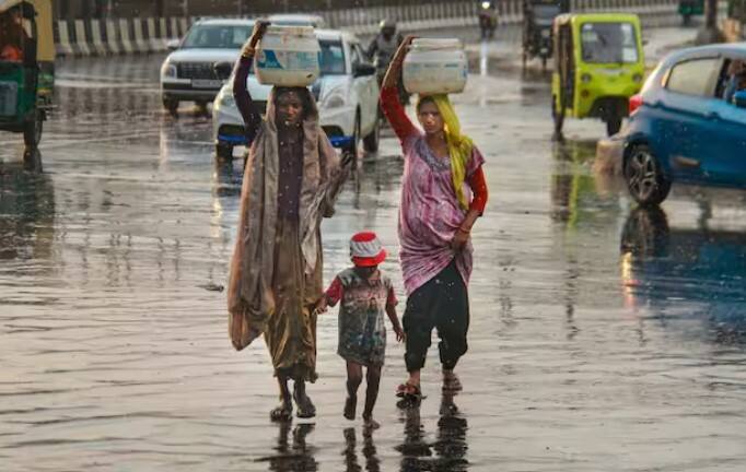 ਆਈਐਮਡੀ ਨੇ ਕਿਹਾ ਕਿ ਜੰਮੂ ਅਤੇ ਕਸ਼ਮੀਰ ਵਿੱਚ ਹਲਕੀ ਤੋਂ ਦਰਮਿਆਨੀ ਬਾਰਿਸ਼ ਹੋ ਸਕਦੀ ਹੈ। ਇੱਥੇ 27 ਅਤੇ 28 ਅਪ੍ਰੈਲ ਨੂੰ ਭਾਰੀ ਮੀਂਹ ਪੈ ਸਕਦਾ ਹੈ।