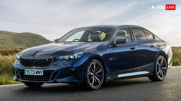 BMW i5 M60 xDrive EV Launched: बीएमडब्ल्यू i5 भारतीय बाजार में लॉन्च हो चुकी है. बीएमडब्ल्यू की ये कार पूरी तरह से इंपोर्टेड है. M60 xDrive फ्लैगशिप के तहत इस वेरिएंट को मार्केट में उतारा गया है.