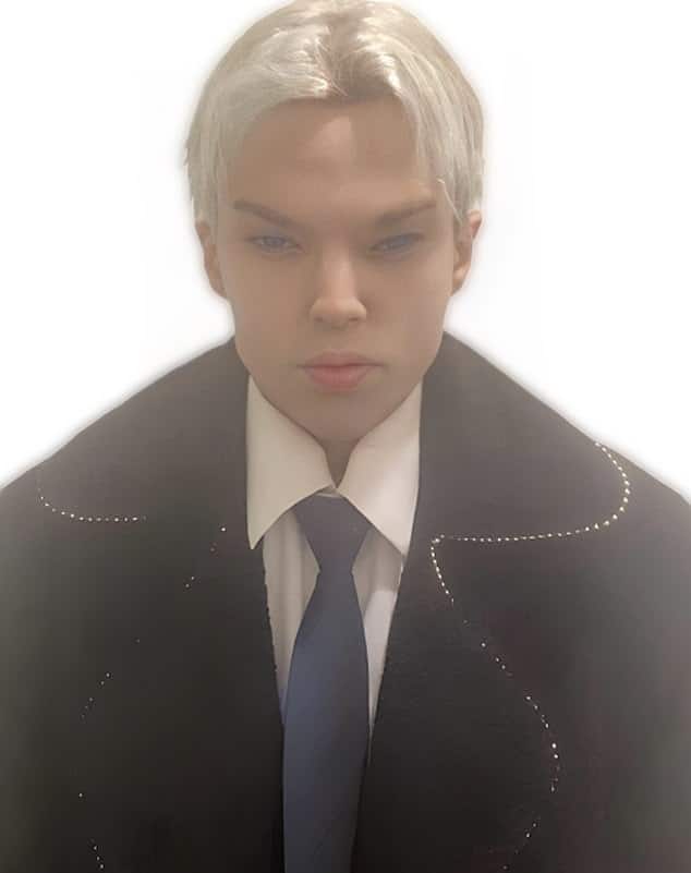 अप्रैल 2023 में 22 साल की उम्र में कनैडियन एक्टर सेंट वोन सॉलुच्ची का निधन हो गया था. डीएनए के मुताबिक, जब से उन्होंने अपने जबड़े की सर्जरी कराकर जॉ लाइन बनवाई थी तब से बीमार रहने लगे थे.