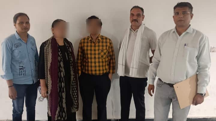 Fraud Case News Delhi Police arrest couple declared absconders from Saket Court ann Delhi Fraud Case: दिल्ली के साकेत कोर्ट से भगौड़ा घोषित दंपत्ति को पुलिस ने दबोचा, ऐसे आरोपियों तक पहुंची जांच टीम
