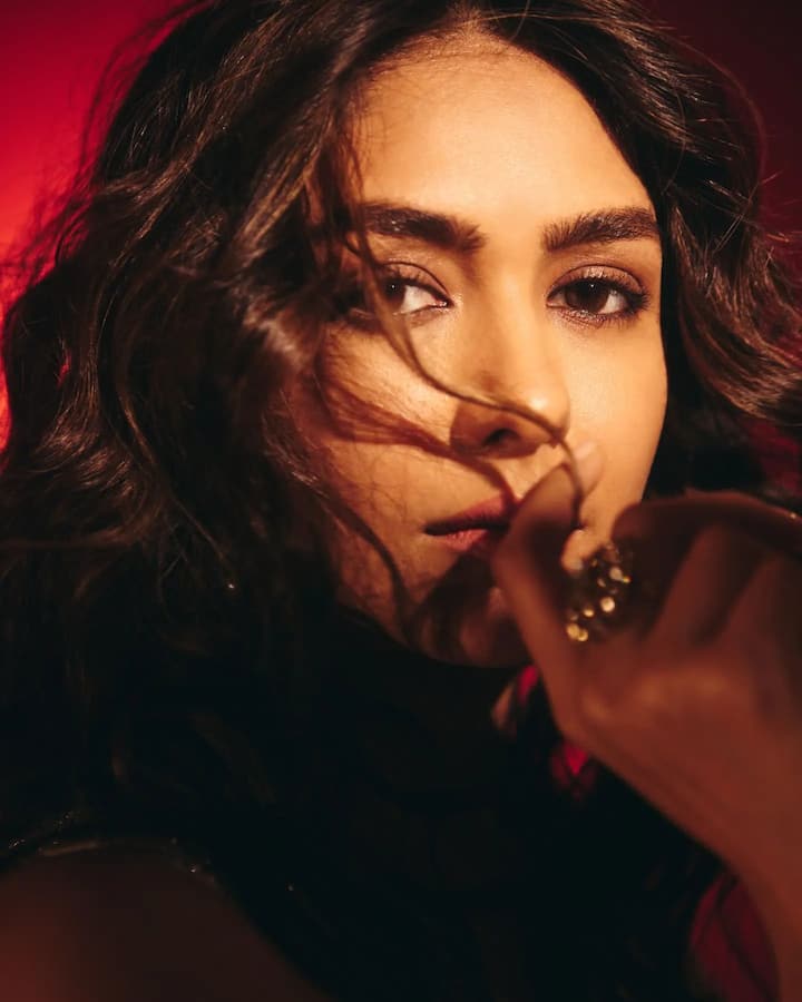 మరోసారి ట్రెడిషనల్ లుక్తో మతిపోగోడుతుంది భయ్యా అంటూ కుర్రకారు ఆమె ఫోటోలపై స్పందిస్తుంది. ప్రస్తుతం మృణాల్ ఫోటోలు సోషల్ మీడియాలో వైరల్ అవుతున్నాయి.