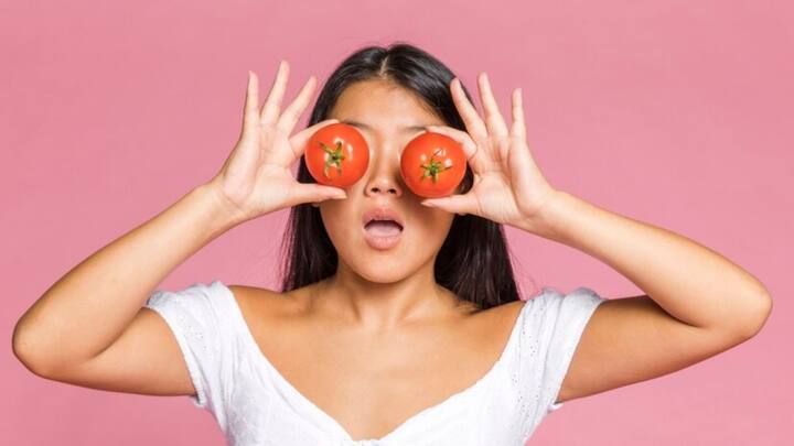 Tomato Benefits: चेहरे को खूबसूरत बनाने के लिए टमाटर बेस्ट ऑप्शन है. इसका उपयोग कर आप आसानी से अपने चेहरे को ग्लोइंग और मुलायम बना सकते हैं.