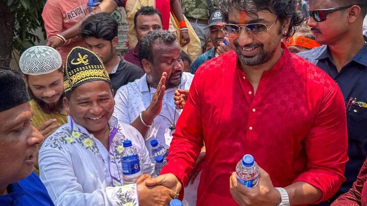 দেব। ১০ বছর ধরে ঘাটালের সাংসদ। এবার ভোটের আগে রাজনীতি ছাড়বেন বলেছিলেন। কিন্তু ফিরে আসেন মমতা বন্দ্যোপাধ্যায়ের ডাকে।