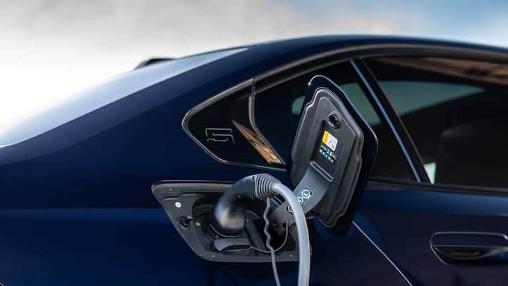 Along with purchasing the car, BMW Wallbox charger is also given, which can also be installed at home. The option of 22 kW AC charging is also given in the car.