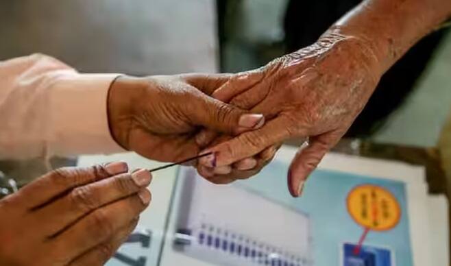 આવી સ્થિતિમાં કેટલીક બાબતો છે જે ધ્યાનમાં રાખવી ખૂબ જ મહત્વપૂર્ણ છે. આવો અમે તમને જણાવીએ કે જો તમે પહેલી વાર વોટ કરવા જઈ રહ્યા છો તો કઈ બાબતો મહત્વપૂર્ણ છે.