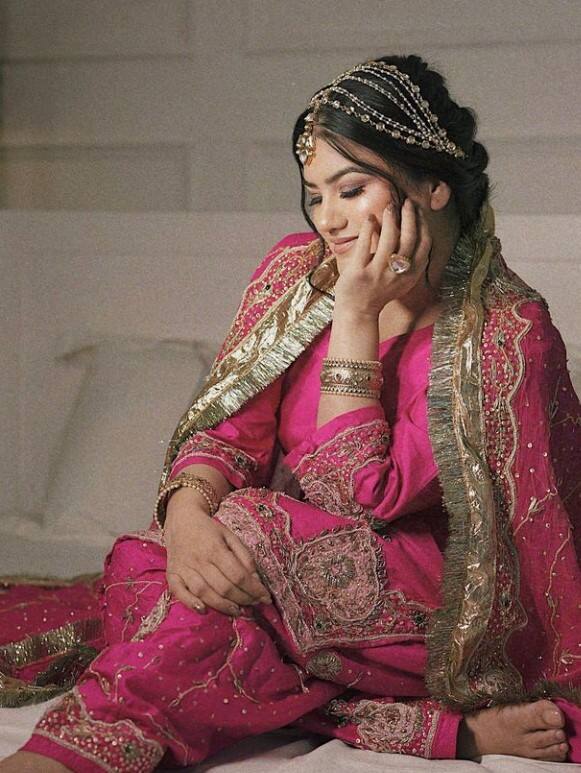 ਹਾਲਾਂਕਿ ਗਾਇਕਾ ਵੱਲੋਂ ਹਾਲੇ ਤੱਕ ਉਸ ਸ਼ਖਸ਼ ਦਾ ਨਾਂਅ ਰਿਵੀਲ ਨਹੀਂ ਕੀਤਾ ਗਿਆ ਹੈ। ਦੱਸ ਦੇਈਏ ਕਿ ਕੌਰ ਬੀ ਆਪਣੇ ਸੋਸ਼ਲ ਮੀਡੀਆ ਹੈਂਡਲ ਉੱਪਰ ਇੱਕ ਤੋਂ ਬਾਅਦ ਇੱਕ ਕਈ ਖੂਬਸੂਰਤ ਤਸਵੀਰਾਂ ਸ਼ੇਅਰ ਕਰ ਪ੍ਰਸ਼ੰਸਕਾਂ ਦਾ ਧਿਆਨ ਆਪਣੇ ਵੱਲ ਖਿੱਚ ਰਹੀ ਹੈ।