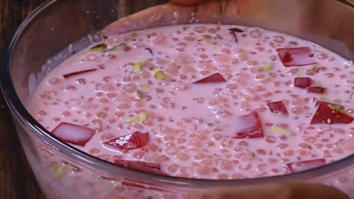 400 மி.லி தண்ணீரை ஒரு பாத்திரத்தில் ஊற்றி சூடாக்கவும். சூடானதும் ஒரு பாக்கெட் ஜெல்லி கிரிஸ்டல் சேர்த்து கரைந்ததும் இந்த தண்ணீரை அடுப்பில் இருந்து இறக்கி ஒரு ட்ரேயில் ஊற்றி வைக்கவும்