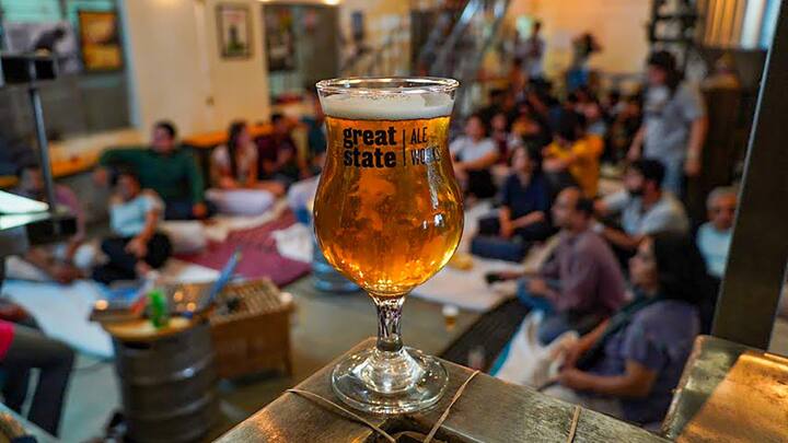 বেলান্দুর এলাকার একটি রেস্তোঁরা কাম পাবের তরফে ঘোষণা করা হয়েছে, ভোট দিয়ে এলেই প্রত্যেককে ফ্রিতে দেওয়া হবে এক গ্লাস করে ঠাণ্ডা বিয়ার। পাশাপাশি বিশেষ ছাড় মিলবে ২৭ ও ২৮ তারিখ কেনাকাটা করলে। (ছবি সৌজন্য-পিটিআই)