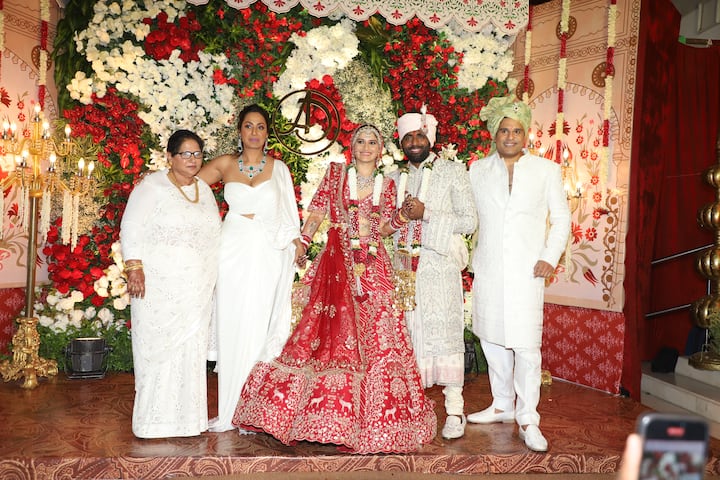 Newly wed couple poses with Arti's brother Krushna Abhishek and his wife Kashmera Shah.