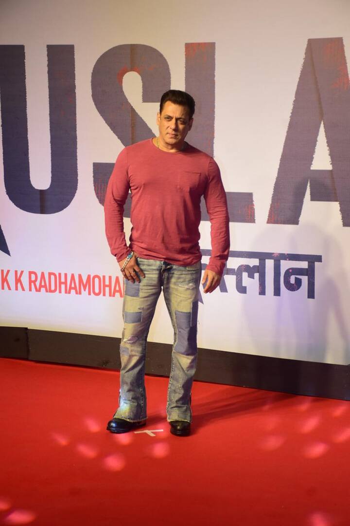 सलमान की फिल्म सिकंदर अगले साल ईद के मौके पर सिनेमाघरों में रिलीज होगी. फिलहाल फैंस इस फिल्म के लिए बेहद एक्साइटेड हैं.