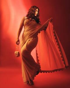 Stylish Saree: मृणाल ठाकुर की आइवरी साड़ी है समर सीजन के लिए सूदिंग कलर