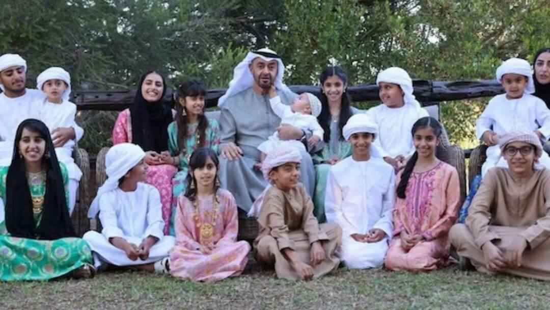 ये है धरती की सबसे अमीर फैमिली, दुनिया के सबसे अमीर शख्स एलन मस्क से भी डेढ़ गुना ज्यादा है संपत्ति This is the richest family on earth you will be surprised to know how much property they have ये है धरती की सबसे अमीर फैमिली, दुनिया के सबसे अमीर शख्स एलन मस्क से भी डेढ़ गुना ज्यादा है संपत्ति