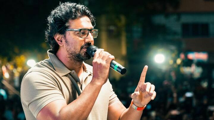 সেই সঙ্গে কেন্দ্রকে করলেন আক্রমণ। বললেন,'দেশের চাকরির অবস্থা কতটা খারাপ...স্বাধীনতার পর এরকম কখনও হয়নি। গ্য়াস ডিজেল পেট্রোল যেভাবে দাম বেড়েছে আগে কখনও হয়নি। জিনিসের যা দাম আগে কখনও হয়নি। এবার বলুন কাকে ভোট দেবেন? '