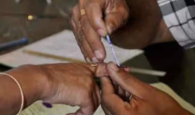 આજે એટલે કે 26મી એપ્રિલે બીજા તબક્કાની ચૂંટણી થઈ રહી છે. જેમાં 89 મતવિસ્તારોમાં મતદાન થવાનું છે. ચૂંટણી પંચ દ્વારા આપવામાં આવેલી માહિતી અનુસાર ભારતમાં કુલ 97 કરોડ નોંધાયેલા મતદારો છે.