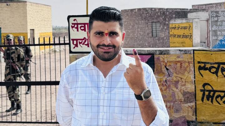 बाड़मेर लोकसभा सीट ने निर्दलीय प्रत्याशी रविंद्र सिंह भाटी ने वोट डालने के बाद अपने सोशल मीडिया हैंडल एक्य पर ट्वीट कर कहा कि 'एक वोट थार की उन्नति के नाम.'