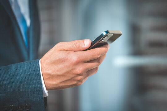 ਫ਼ੋਨ ਹੈਕਿੰਗ ਦੇ ਮਾਮਲੇ ਵਿੱਚ, ਤੁਹਾਡੀ ਡਿਵਾਈਸ ਖਰਾਬ ਹੋ ਸਕਦੀ ਹੈ, ਜਿਵੇਂ ਕਿ ਸਕ੍ਰੀਨ ਫਲੈਸ਼ਿੰਗ, ਆਟੋਮੈਟਿਕ ਫ਼ੋਨ ਸੈਟਿੰਗ ਬਦਲਣਾ, ਜਾਂ ਫ਼ੋਨ ਕੰਮ ਨਹੀਂ ਕਰਨਾ।