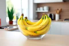 Banana Disadvantages: जानें केला खाना कब खतरनाक, क्यों शरीर के लिए 'जहर' बन जाता है इतना फायदेमंद फल