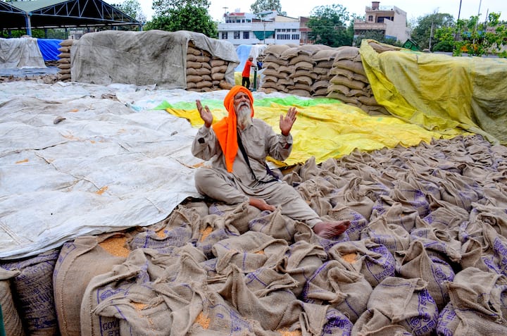 शुक्रवार (26 अप्रैल) पंजाब में अधिकतम तापमान 38 डिग्री सेल्सियस और न्यूनतम तापमान 23 डिग्री सेल्सियस रहने की संभावना है. हल्की बारिश से शनिवार के तापमाम ने मामूली गिरावट होने के आसार हैं. इस दौरान प्रदेश में अधिकतम तापमान 36 डिग्री सेल्सियस और न्यूनतम तापमान 21 डिग्री सेल्सियस रहने की संभावना है.