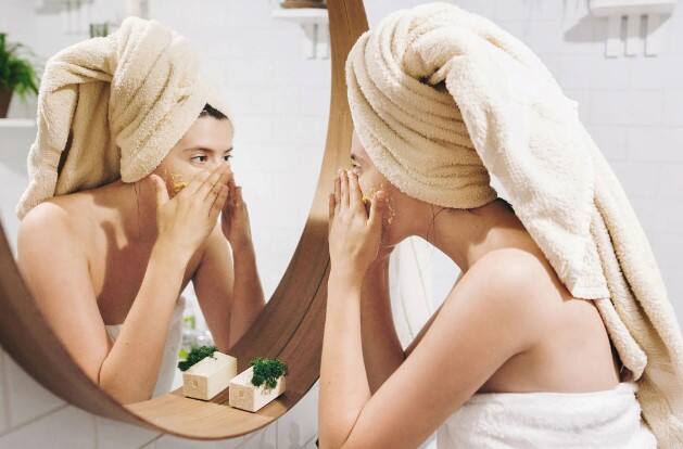 હાડકાંની સાથે વિટામિન ડી તમારી રોગપ્રતિકારક શક્તિ અને મગજ માટે પણ ખૂબ ફાયદાકારક છે.વિટામિન ડી તમારી ત્વચાના સ્વાસ્થ્યને સુધારવા અથવા બગાડવાનું કામ કરે છે. તેથી, જો વિટામિન ડીની ઉણપ હોય તો તે તમારી ત્વચાને પણ અસર કરે છે.