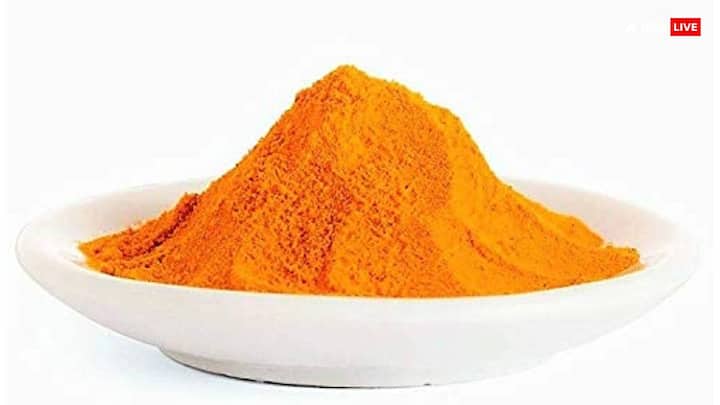 शनि देव की पूजा में पीला चंदन इस्तेमाल नहीं किया जाता. शनि महाराज को हमेशा लाल चंदन लगाएं. इससे साढ़ेसाती के अशुभ प्रभाव में कमी आती है.