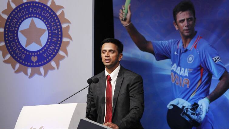 Lok Sabha Election 2024 Phase 2 After casting his vote Rahul Dravid said Everyone should vote Lok Sabha Election 2024: वोट डालने के बाद बोले राहुल द्रविड़- ' हर किसी को वोट करना चाहिए'