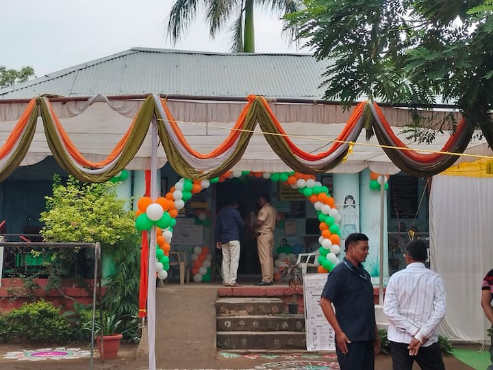 त्यामुळे शहीद आष्टी मधील गोपाळराव वाघ जिल्हा परिषद प्राथमिक शाळेत बूथ क्रमांक 39, 40 आणि 41 ला निवडणूक यंत्रणेने खास तिरंगा थीमनं सजवलं आहे.
