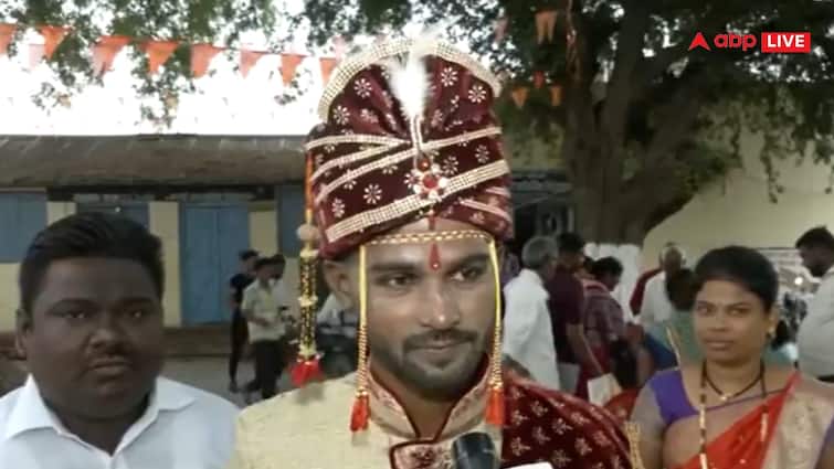 Amravati Lok Sabha Election 2024 Congress VS BJP Voting in groom wedding dress Watch Video Amravati Lok Sabha Election 2024: रीति रिवाज छोड़ पहले फर्ज निभाने पहुंचा दूल्हा, अमरावती में किया मतदान, जानिए क्या कहा?