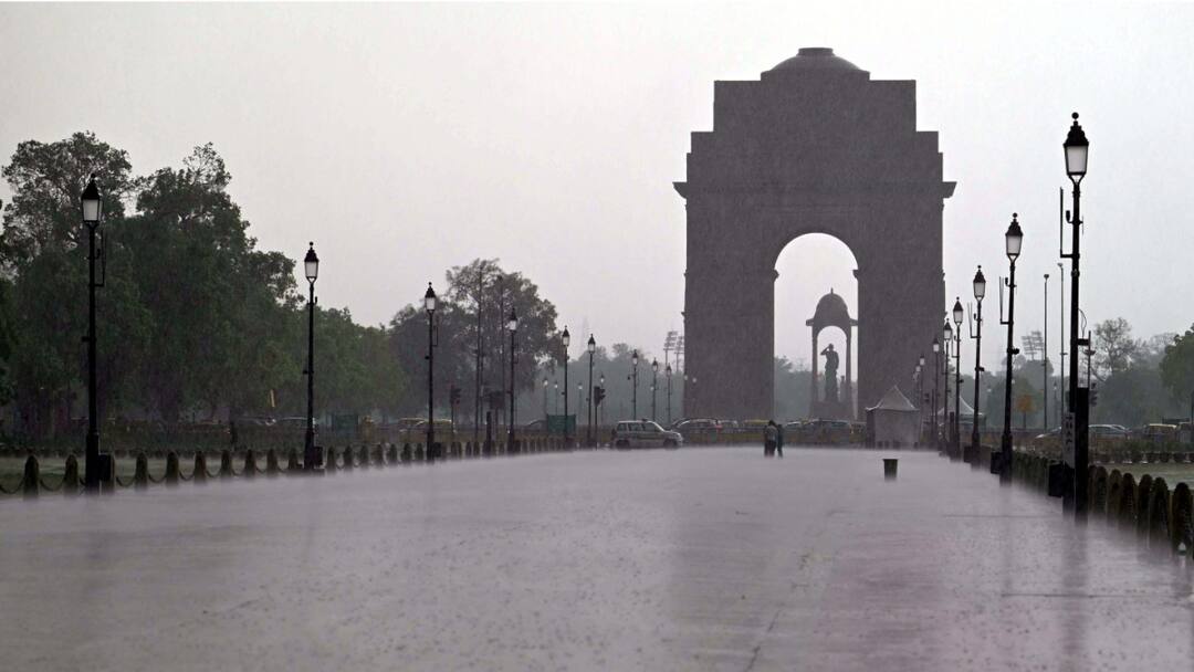 Delhi Weather IMD Predicts Rainfall thunderstorm on April 26 27 Delhi Weather: National Capital Hopes For Relief From Intense Heat As IMD Forecasts Rain, Thunderstorm Today