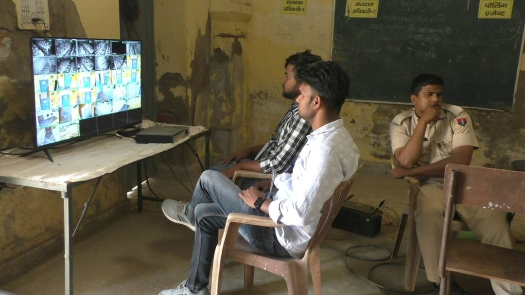 EVM की निगरानी में कांग्रेस प्रत्याशी संजना जाटव के दो एजेंट तैनात, जानें कैसी है स्ट्रांग रूम की सुरक्षा व्यवस्था? Bharatpur Sanjana Jatav appointed two agents to monitor EVM after Lok Sabha Election phase 1 ANN EVM की निगरानी में कांग्रेस प्रत्याशी संजना जाटव के दो एजेंट तैनात, जानें कैसी है स्ट्रांग रूम की सुरक्षा व्यवस्था?