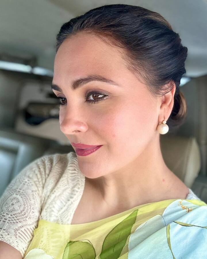 एक्ट्रेस आखिरी बार हाल ही में रिलीज हुई सीरीज 'रणनीति- बालाकोट एंड बियॉन्ड' में दिखाई दी थीं. इसके अलावा एक्ट्रेस के पास नितेश तिवारी की 'रामायण' भी पाइपलाइन में हैं, जिसमें वे कैकेयी के रोल में नजर आने वाली हैं.