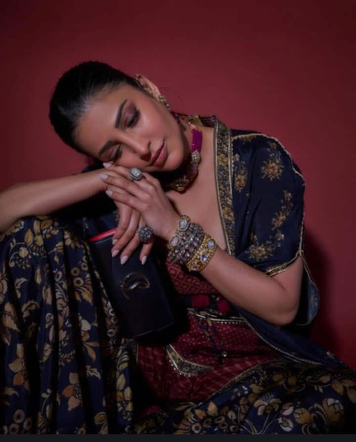 నటిగానే కాదు, సింగర్‌గా, సంగీత దర్శకురాలి మల్టీటాలంట్‌తో ఇండస్ట్రీలో దూసుకుపోతుంది. ఒకపక్క పాన్‌ ఇండియా సినిమాలు చేస్తూనే అల్భమ్‌, కవర్‌ సాంగ్స్‌ చేస్తుంది.