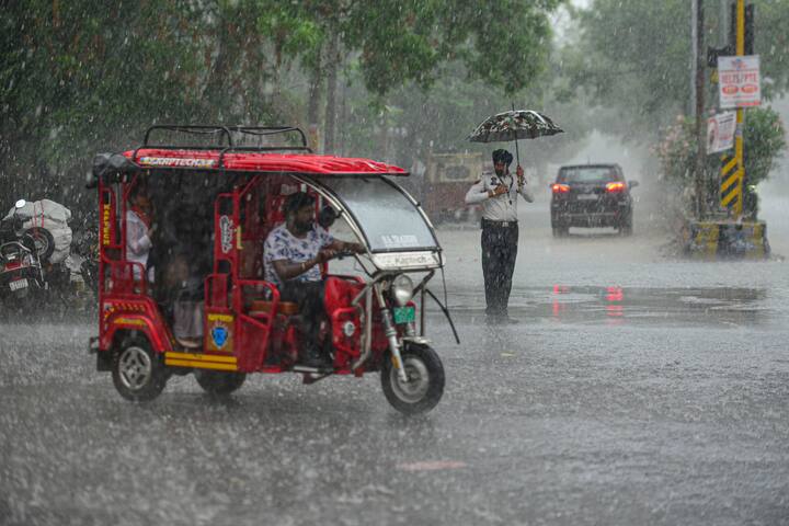 इससे पहले चंडीगढ़ मौसम विज्ञान केंद्र ने गुरुवार को ही पश्चिमी विक्षोभ के एक्टिव होने की संभावना जताई थी. जिसका असर पंजाब और हरियाण में कई जगहों पर देखने को मिला. पश्चिमी विक्षोभ के एक्टिव से बीते 24 घंटों में हरियाणा के कई जिलों में हल्की बारिश हुई. मौसम विभाग के मुताबिक, आने वाले दिनों में दोनों राज्यों में तापमान इजाफा देखने को मिल सकता है.