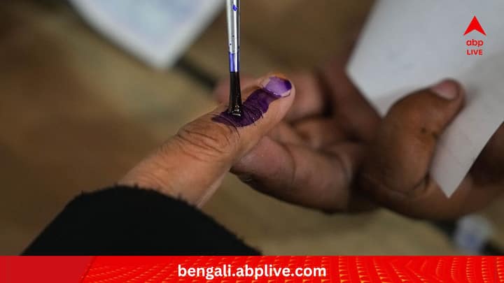 Second Phase Lok Sabha Election 2024: আজ দ্বিতীয় দফার লোকসভা ভোট। আমজনতার পাশাপাশি ভোটের লাইনে দাঁড়ালেন বহু রাজনৈতিক ব্যক্তিত্বও। একনজরে দেখে নেওয়া যাক সেই ছবি।